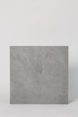 Gres imitacja kamienia - CAESAR Slab silver. Szara płytka w kwadratowym formacie 60x60cm z matową powierzchnią porytą żłobieniami - rowkami.