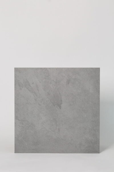 Gres imitacja kamienia - CAESAR Slab silver. Szara płytka w kwadratowym formacie 60x60cm z matową powierzchnią porytą żłobieniami - rowkami.