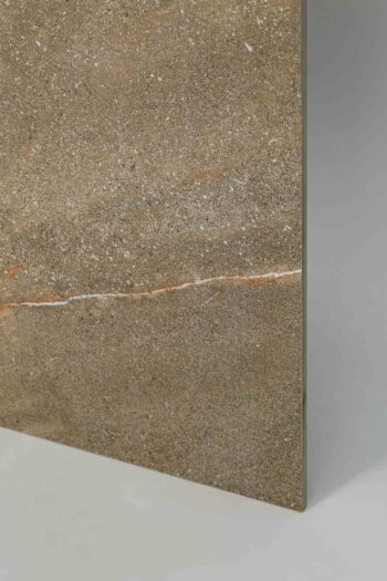 Gres imitacja kamienia - COLORKER Madison noce. Płytki gresowe w kolorze brązowym z białymi żyłkami, podłogowo - ścienne w rozmiarze 59.5×119.2cm od hiszpańskiego producenta Colorker.