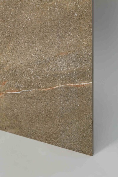 Gres imitacja kamienia - COLORKER Madison noce. Płytki gresowe w kolorze brązowym z białymi żyłkami, podłogowo - ścienne w rozmiarze 59.5×119.2cm od hiszpańskiego producenta Colorker.
