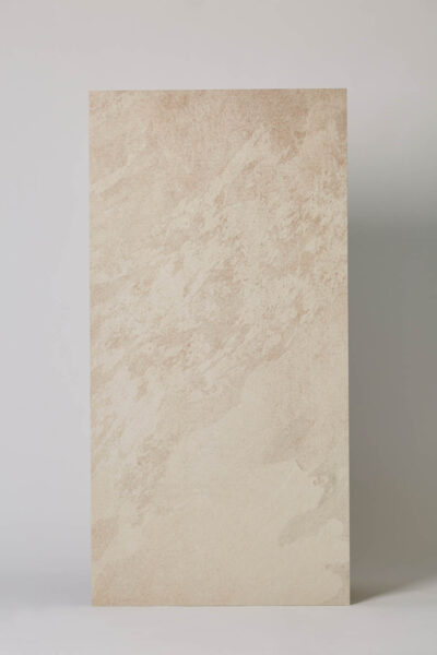 Gres imitacja kamienia - ROCERSA Axis cream 60x120 cm. Płytka gresowa z efektem kamienia na podłogę i ścianę z matową powierzchnią w kolorze beżowo - kremowym.