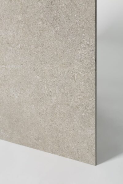 Gres imitacja kamienia - SINTESI Ecoproject greige 60x60 cm. Płytki gresowe imitujące kamień do łazienki, salonu, kuchni. Włoskie gresy beżowo szare.