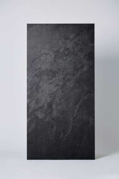 Gres imitujący łupek - ROCERSA Axis black 60x120 cm. Płytka gresowa na podłogę i ścianę w kolorze czarnym z matową powierzchnią,