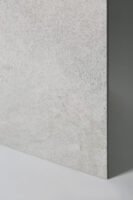 Gres kamieniopodobny - LA FABBRICA Storm salt 80x80 cm. Kwadratowa płytka z imitacja kamienia w jasnym i odcieniu szarości. Płytki na podłogę i ścianę do salon, kuchni.