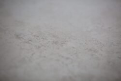 Hiszpańska płytka imitacja kamienia - Absolut Keramika Java pearl 80x80 cm. Widok struktury betonu na płytce gresowej.