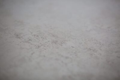Hiszpańska płytka imitacja kamienia - Absolut Keramika Java pearl 80x80 cm. Widok struktury betonu na płytce gresowej.