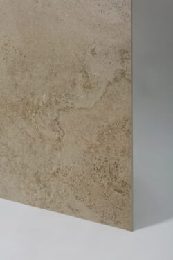 Imitacja kamienia płytki - Peronda Museum CHICAGO MOCHA SP/100X100/R. Płytka z efektem kamienia i powierzchną pokrytą rowkami w kolorze kawy. Hiszpańskie płytki na podłogę i ścianę.