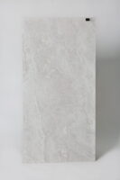 Imitacja kamienia płytki - Peronda Museum Elite Cloud SP/60X120/R. Płytka gresowa imitująca kamień w podłużnym formacie 120x60 cm z matową, jasnoszara, pokrytą żłobieniami - shaped powierzchnią na podłogę i ścianę.