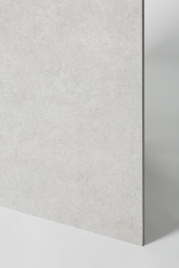 Jasnoszary gres - SINTESI Ecoproject silver 60x60 cm. Włoski gres podłogowy w jasnym odcieniu szarego do łazienki, salonu, kuchni. Płytki imitujące kamień z matowa powierzchnią.