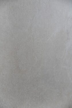 Kafelki imitujące kamień, piaskowe - Blustyle by Cotto d’Este Unica Moon 60x120 cm. Zbliżenie na matową powierzchnię płytki, widoczne wżery oraz białe i szare żyłki.