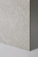 Kafelki kamieniopodobne - LA FABBRICA Storm salt 60x120 cm. Płytka gresowa, antypoślizgowa R10, imitująca jasny kamień w odcieniach szarości.