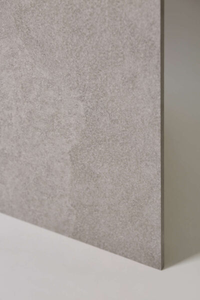 Kafle imitujące kamień - ROCERSA Axis grey 60x120 cm. Podłużna płytka gres z efektem kamienia z matową w szarych odcieniach powierzchnią. Hiszpańskie gresy podłogowo - ścienne.