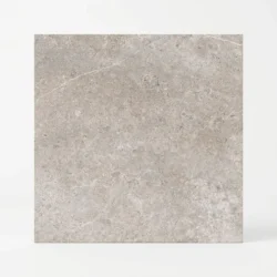 Płytka Novabell Landstone Gravel 120x120 – włoski gres imitujący wapień. Ciepła szarość z jasnymi żyłkami, mat, R10 A+B, 9 mm, rektyfikowana.