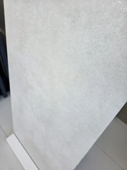 Płytka gresowa imitacja przetartego kamienia mat jasnoszara Natucer Heritage Clay White 60X120