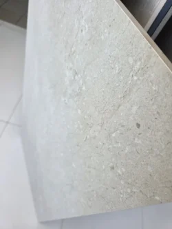 Płytka gresowa jasnobeżowa Museum Numen Sand SP 60x120. Matowa płytka imitująca kamień na podłogę.