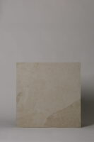 Płytka imitująca kamień - CAESAR Slab snow 60x60 cm. Jansa płytka gres z matową powierzchnią pokrytą rowkami na podłogę lub ścianę.