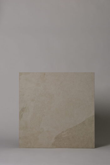 Płytka imitująca kamień - CAESAR Slab snow 60x60 cm. Jansa płytka gres z matową powierzchnią pokrytą rowkami na podłogę lub ścianę.