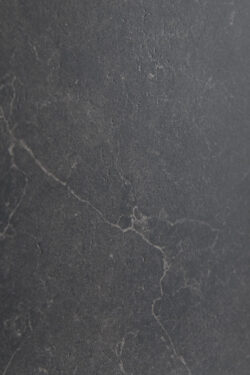 Płytka imitująca kamień, ciemnoszara - Blustyle Cotto d’Este Unica Carbon 60x120 cm. Powierzchni matowa z widocznymi szarymi żyłkami i subtelnymi wżerami