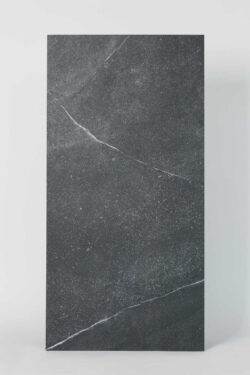 Płytka imitująca kamień - COLORKER Madison grafito. Hiszpańskie gresy w kolorze grafitowym z białymi żyłkami na podłogę i ścianę w rozmiarze 59.5×119.2cm. Płytki do salonu, kuchni, łazienki.