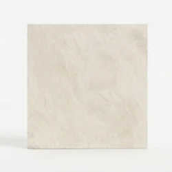 Novabell Discovery Ivory 120x120 – włoski gres imitujący kamień Lias w jasnym, kremowym odcieniu. Matowa, rektyfikowana, 9 mm, R10.