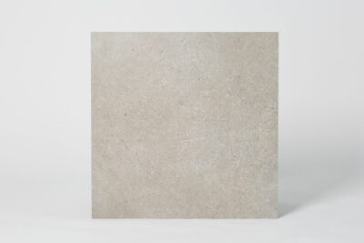 Płytki beżowo szare - SINTESI Ecoproject greige 60x60 cm. Kwadratowe, matowe płytki gresowe w kolorze beżowo szarym, imitujące kamień na podłogę i ścianę. Włoskie płytki z fabryki Sintesi.