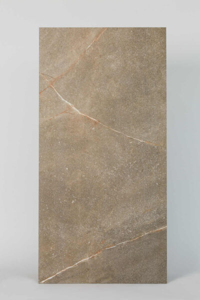 Płytki brązowe imitacja kamienia - COLORKER Madison noce. Hiszpańskie gresy na podłogę i ścianę z białymi żyłkami w rozmiarze 59.5×119.2cm od hiszpańskiego producenta płytek Colorker.