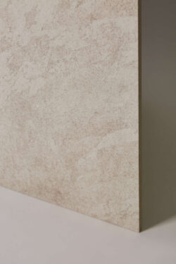 Płytki do łazienki imitujące kamień - ROCERSA Axis white 60x120 cm. Hiszpański gres na podłogę i ścianę z efektem kamienia.