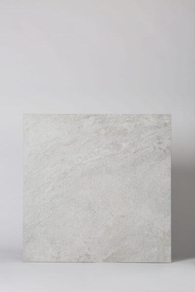 Płytki gres kamieniopodobne - LA FABBRICA Storm salt 80x80 cm. Antypoślizgowa R10 płytka na podłogę i ścianę imitująca jasnoszary kamień.