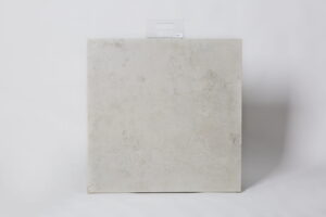 Płytki hiszpańskie imitacja kamienia - Absolut Keramika Java pearl 80x80. Jasna płytka imitująca kamień w rozmiarze 80x80 cm na podłogę i ścianę.