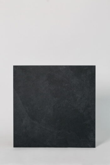 Włoskie płytki imitacja kamienia w kolorze czarnym - CAESAR Slab black. Gresy na podłogę i ścianę w formacie 60x60 cm.