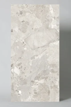 Płytki imitujące kamień Vitacer Dozza Stone Greige 60x120cm w odcieniach szarości i beżu z delikatnym żyłkowaniem.