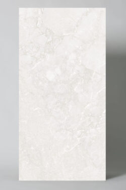 Płytki imitujące kamień naturalny Museum SERENE CLOUD SP/60X120X0,9/C/R Kolor szarobeżowy z powierzchnia shaped.