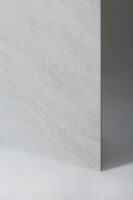 Płytki imitujące kamień, szare - Peronda Museum Strond Cloud Sp 100x100. Hiszpańska płytka do salonu, łazienki w rozmiarze 100x100cm w chłodnych odcieniach szarego. Kafle hiszpańskie na podłogę i ścianę.