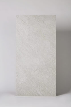 Płytki kamieniopodobne - LA FABBRICA Storm salt 60x120 cm. Gres w jasnoszarym kolorze, imitujący kamień na podłogę i ścianę z włoskiej fabryki LA FABBRICA.