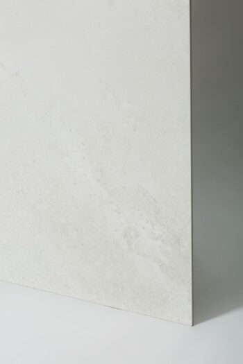 Płytki ścienne imitacja kamienia - Peronda Museum CHICAGO CLOUD SP/100X100/R. Płytka w dużym formacie 100x100 cm w jasnym kolorze z matową powierzchnią, pokryta rowkami. Hiszpańskie płytki na ścianę.