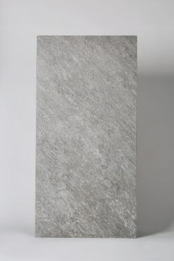 Płytki wzór kamienia - LA FABBRICA Storm fog 120x60 cm. Płytka gres w podłużnym formacie z matową, szarą powierzchnią do stosowania na podłodze i ścianie.