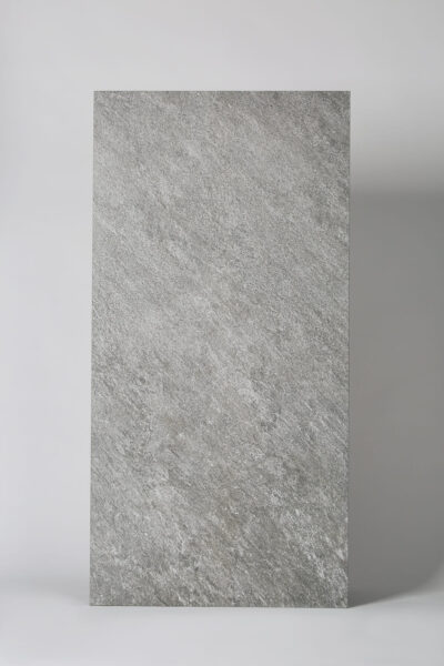 Płytki wzór kamienia - LA FABBRICA Storm fog 120x60 cm. Płytka gres w podłużnym formacie z matową, szarą powierzchnią do stosowania na podłodze i ścianie.