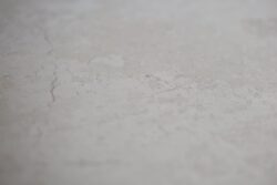 Płytki z imitacja kamienia - Absolut Keramika Java pearl 80x80 cm. Struktura hiszpańskiej płytki imitującej kamień. Widoczne pęknięcia.