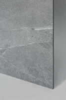 Płyty imitujące kamień, COLORKER Madison argent w rozmiarze 59.5×119.2 cm. Szaro - srebrne płytki z białymi żyłkami na podłogę lub ścianę.