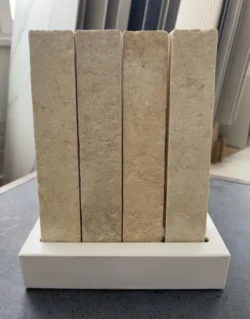 Płytki cegiełki w kolorze piaskowym na ekspozytorze, styl rustykalny i śródziemnomorski