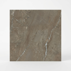 STN Miller Natural 120x120 – hiszpański gres inspirowany kamieniem Brescia. Ciepły brąz taupe z białymi żyłami, mat, rektyfikowany. Na podłogę i ścianę.