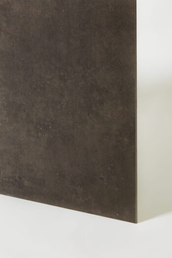 Brązowe płytki do kuchni - Ceramiche Italiane Materika mud 60x120 cm. Bok włoskiej flizy gresowej z powierzchnią matową, imitującą beton w odcieniach brązu.