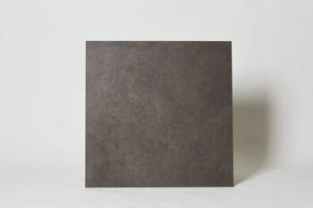 Brązowe płytki kwadratowe - Materika mud 80x80. Fliza w kwadratowym formacie 80x80cm z efektem betonu na podłogę i ścianę. Płytki w odcieniach koloru brązowego.