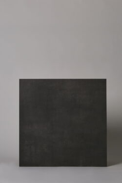 Ciemne płytki - SINTESI Flow smoke 60x60 cm. Włoski gres imitujący beton w ciemnym odcieniu szarości na podłogę i ścianę.