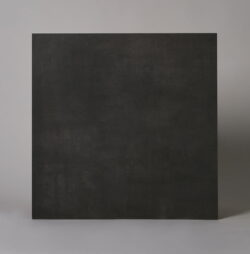 Ciemne płytki duży format - SINTESI Flow smoke ret 121x121 cm. Wielkoformatowy, włoski gres imitujący beton w ciemnoszarym kolorze na podłogę i ścianę.