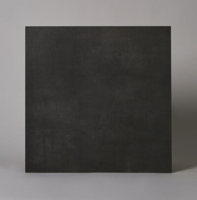 Ciemne płytki duży format - SINTESI Flow smoke ret 121x121 cm. Wielkoformatowy, włoski gres imitujący beton w ciemnoszarym kolorze na podłogę i ścianę.
