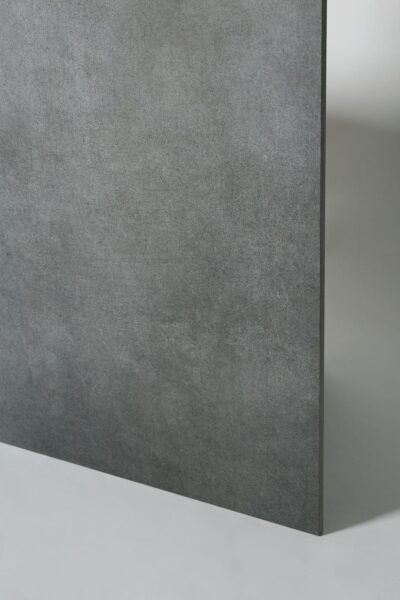 Ciemno szare płytki - APE Work b coal 60x120 cm. Hiszpańskie, rektyfikowane płytki imitujące beton na podłogę i ścianę.