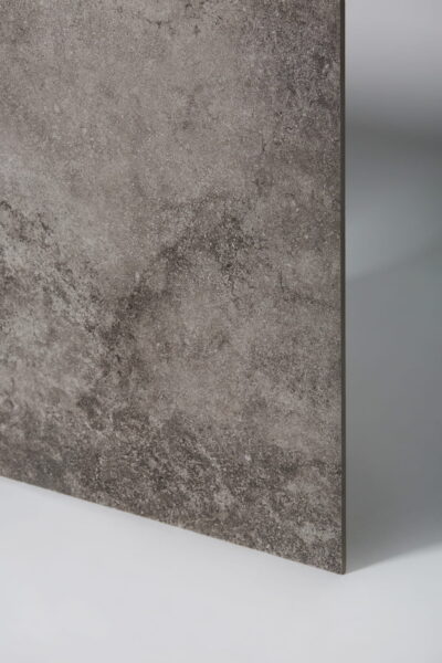 Ciemno szare płytki do łazienki - Absolut Keramika TOSCANA DARK GREY 59.5x59.5 cm. Kafle imitujące beton z matową powierzchnią na podłogę i ścianę.