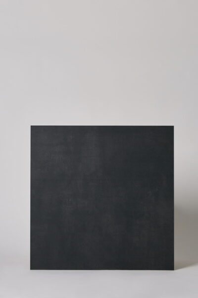 Czarne płytki beton - SINTESI Flow black 60x60 cm. Włoski gres na podłogę i ścianę, imitujący czarny beton.
