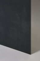 Czarne płytki podłogowe - SINTESI Flow black 60x60 cm. Płytki gresowe, imitujące beton ze śladami przetarcia w czarnym kolorze i powierzchnią matową.